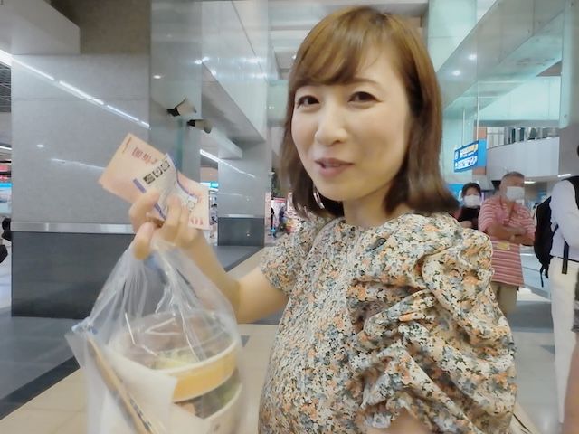 駅弁を持つ三宅智子