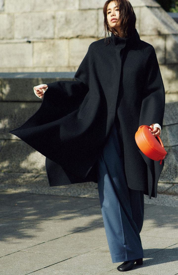 ポンチョコート（同素材のストール付き）￥77,000（シーニュ） 