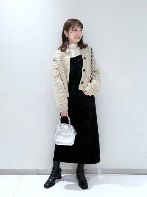 冬の黒ワンピースコーデ