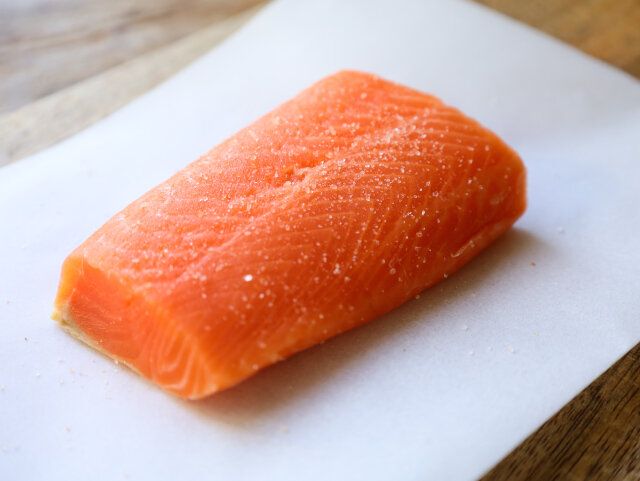 サーモンとはんぺんのムース レシピ サーモンの水気を拭き取る