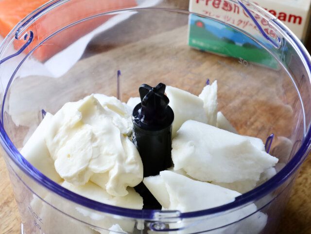 サーモンとはんぺんのムース レシピ フードプロセッサーに材料を入れる