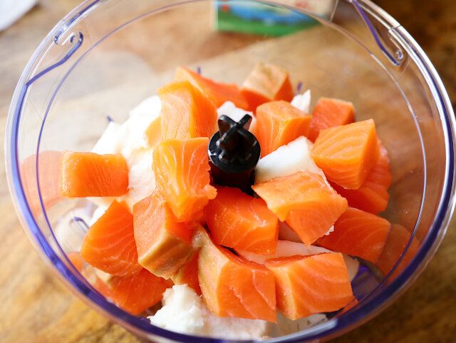 サーモンとはんぺんのムース レシピ フードプロセッサーに材料を入れる