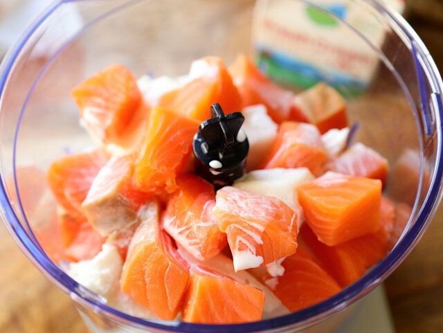 サーモンとはんぺんのムース レシピ フードプロセッサーで攪拌する