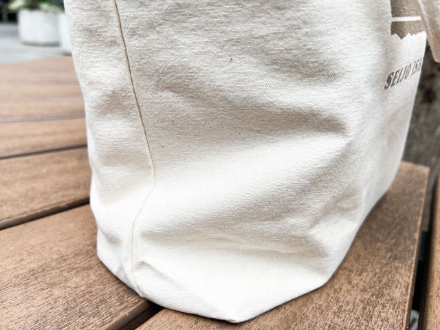 マチもしっかりあってたっぷり商品が入ります