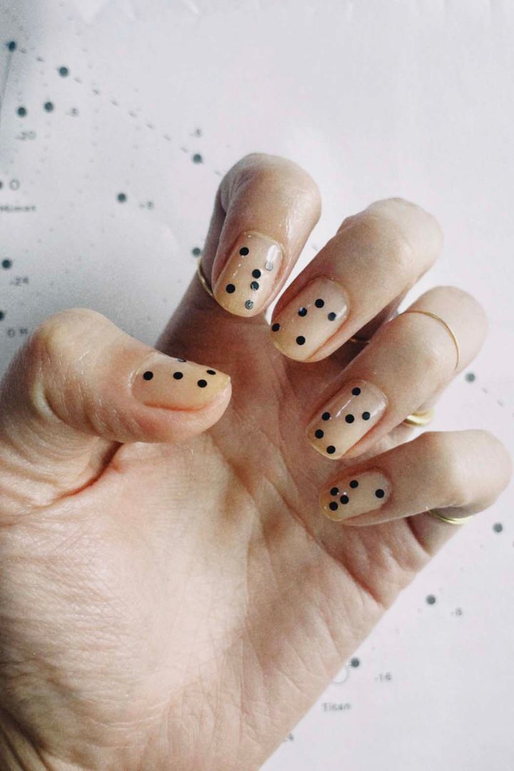 冬ネイル2024！冬の指先にまとう単色ネイル12選【ささやかですてきなもの まとめ 大谷有紀】