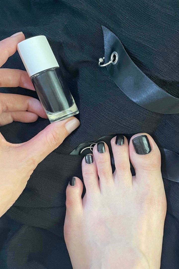 冬ネイル2024！冬の指先にまとう単色ネイル12選【ささやかですてきなもの まとめ 大谷有紀】