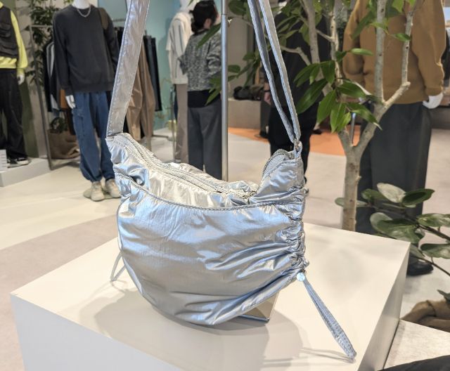 メタリックのナイロンサイドドローストリングバッグ