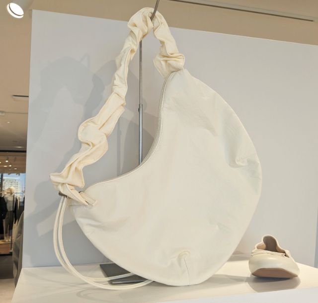 白のナイロンギャザーハンドルバッグ