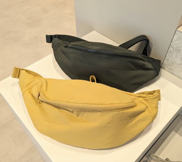 イエローとカーキのソフトナイロンウエストバッグ