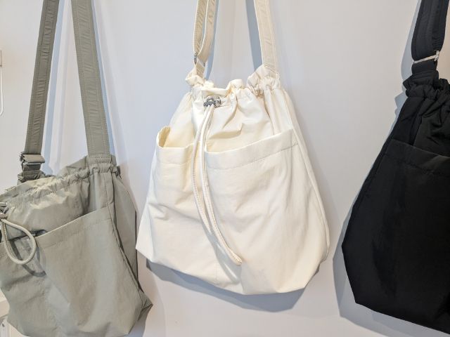 白のナイロンドローストリングショルダーバッグ