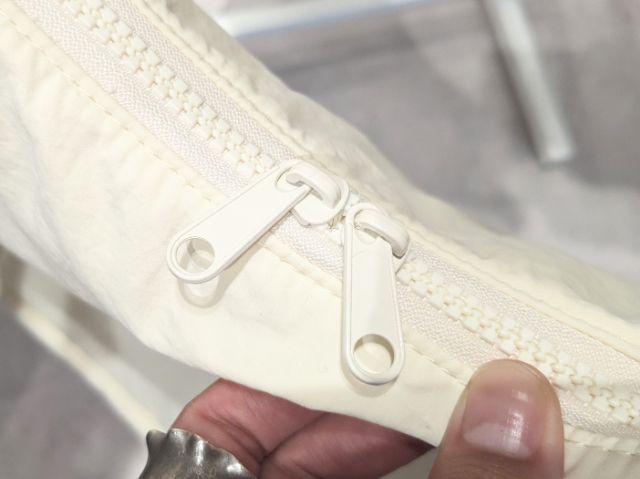 ソフトナイロンラウンドショルダーバッグのファスナー部分