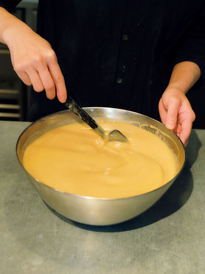 表参道〈DOWN THE STAIRS〉栗粉のカヌレの調理作業