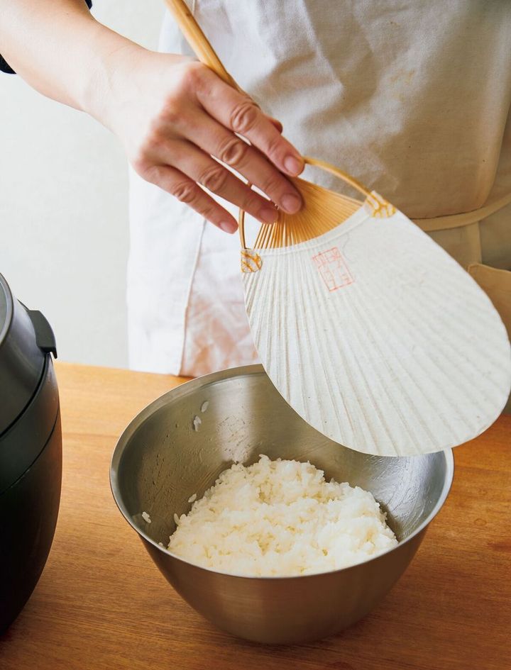 「混ぜる」と「あおぐ」は同時に行わず、交互にすることで合わせ酢がしっかりとご飯にしみ込みます。