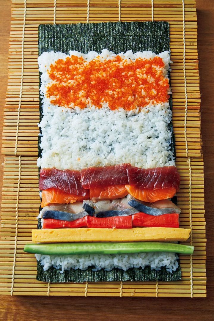 棒状のものを手前に置くと、しんになって巻きやすい。