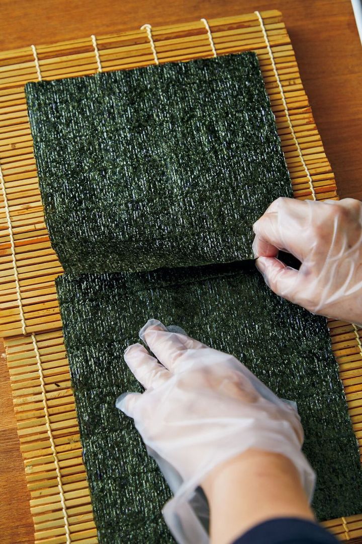 巻きすは手前に置いた2枚目が上になるように重ねるのがポイント。