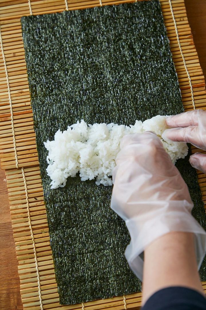 すしめしが手にくっつくときは、エンボスタイプの使い捨て手袋がおすすめ。 または、指先を手酢（水10：酢1程度の割合で混ぜる）でぬらすとすしめしが広げやすい