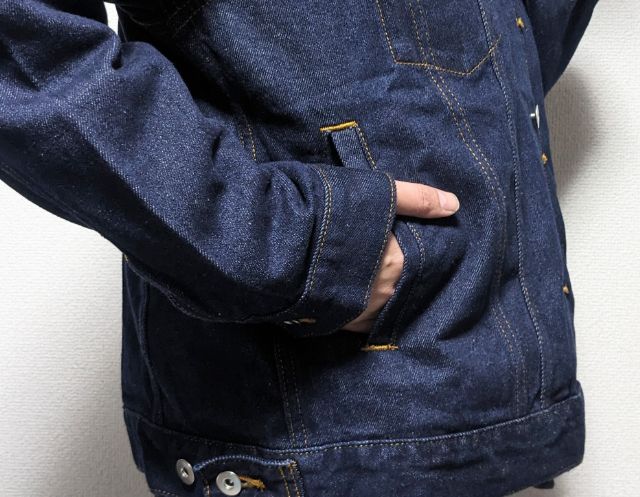 デニムジャケットのサイドポケット部分