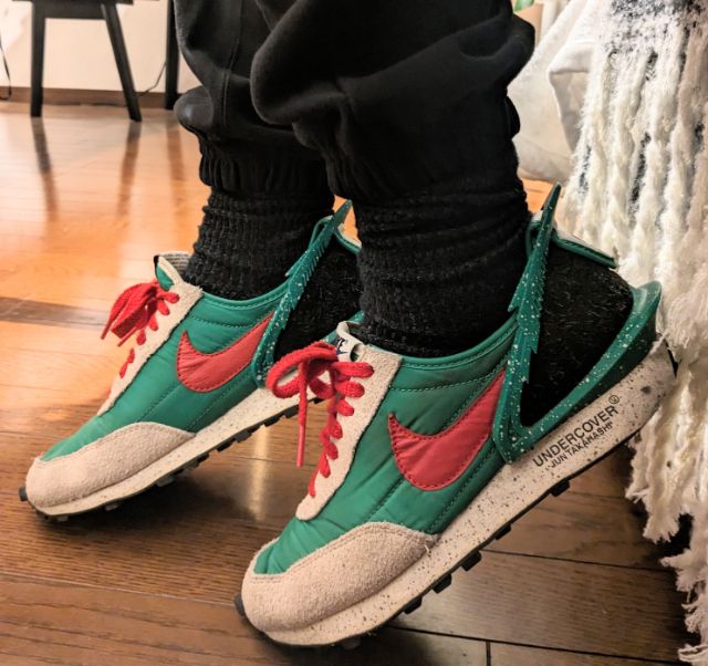 黒のスウェットパンツの裾部分