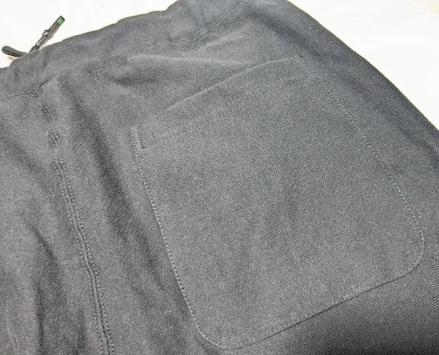 黒のスウェットパンツ