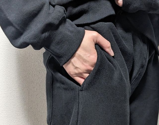黒のスウェットパンツのポケット部分