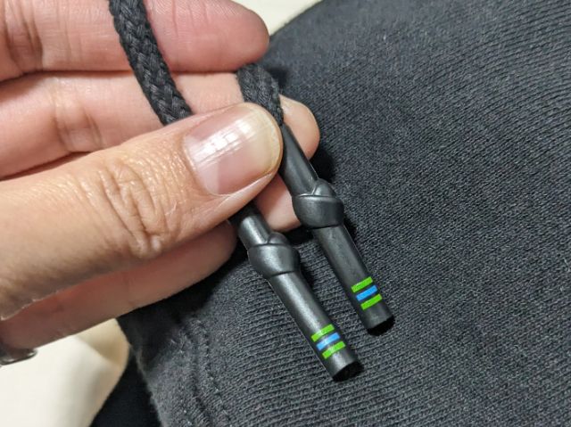 黒のパーカーのフード紐部分