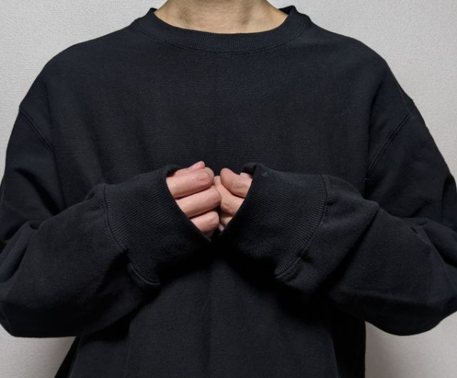 トレーナーを着用している