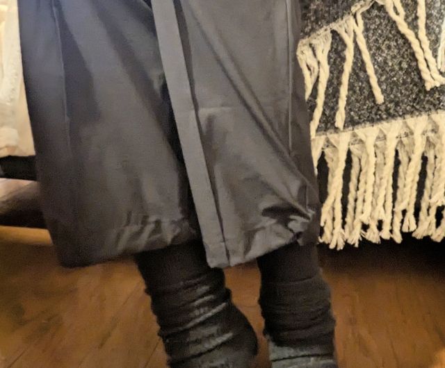 黒のサロペットの裾部分