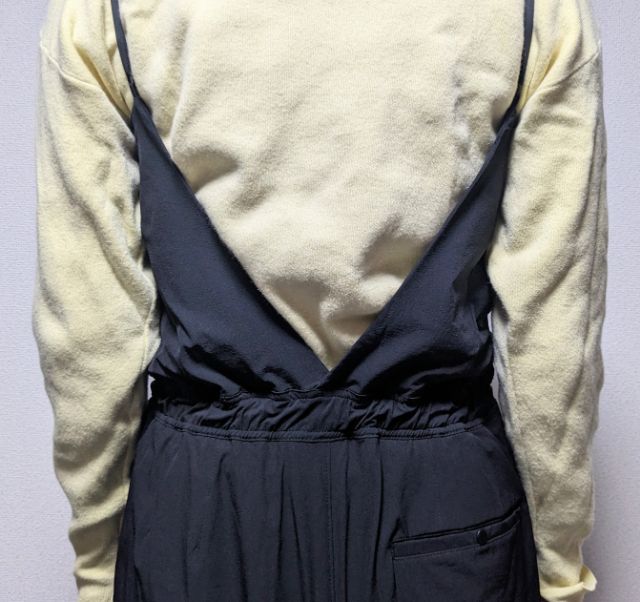 黒のサロペットの後ろ側