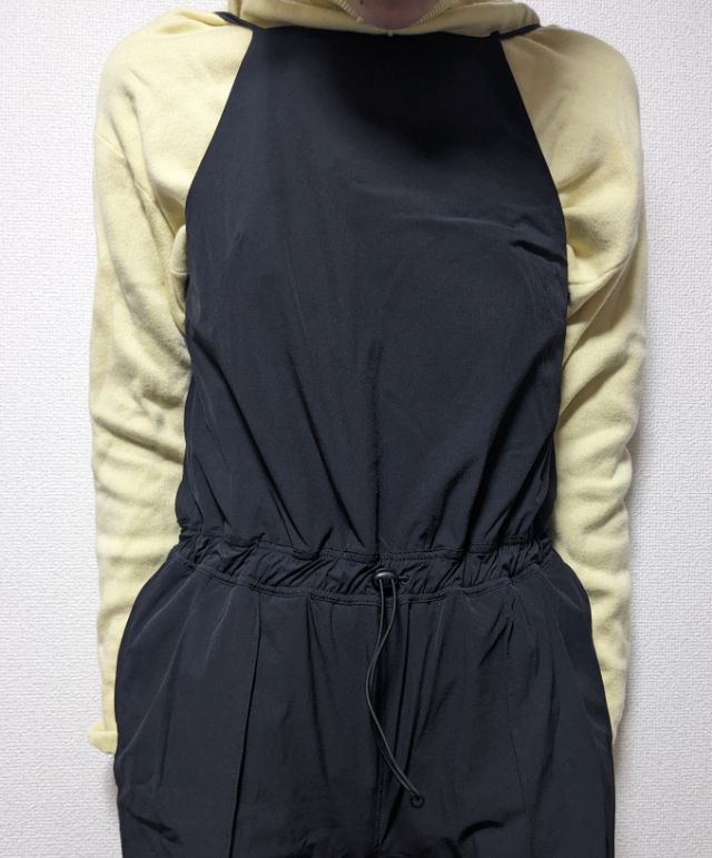 黒のサロペット前側