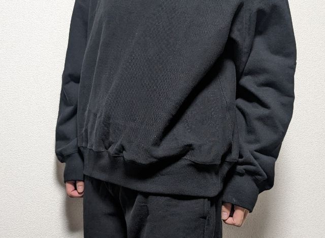 黒のトレーナーの着丈