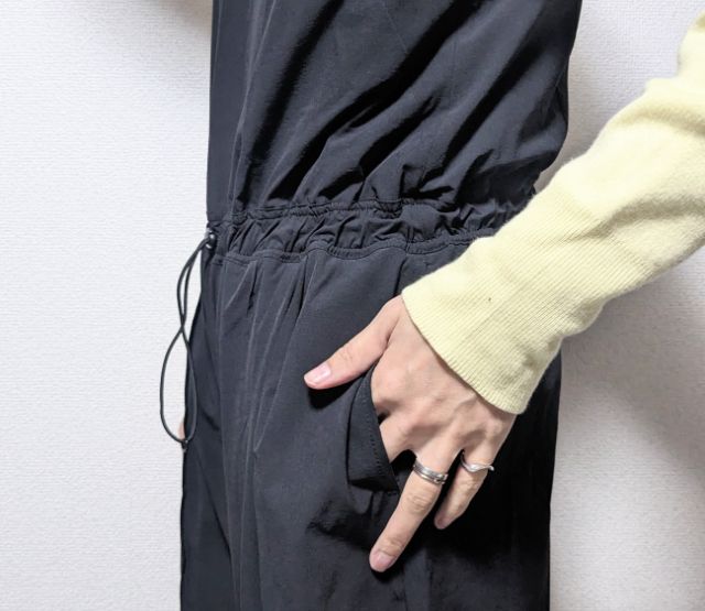 黒のサロペットのサイドポケット