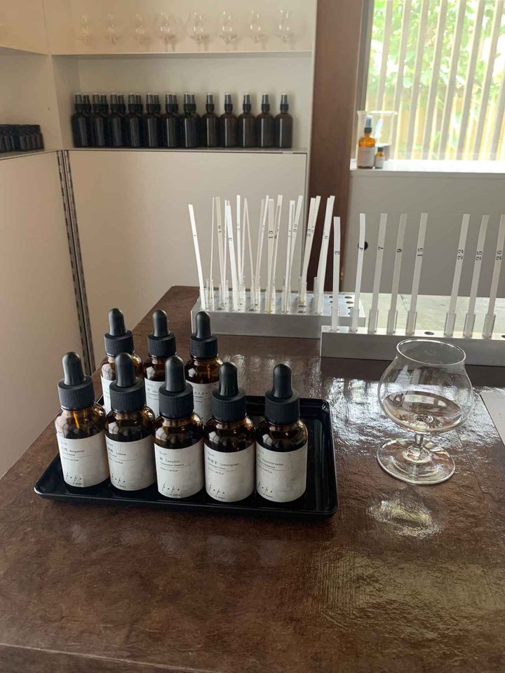 画像: 今年の夏、鎌倉にあるショップで実際に調香体験をしてきました。左側にあるエッセンシャルオイルから、どの香りをセレクトするか、どのくらいの配合にするか、右側のグラスに入れて調香していく作業は、実験のような楽しさも。その日の自分の気分で作るので、二度と同じものは出来ないスペシャルな香りが出来上がります。