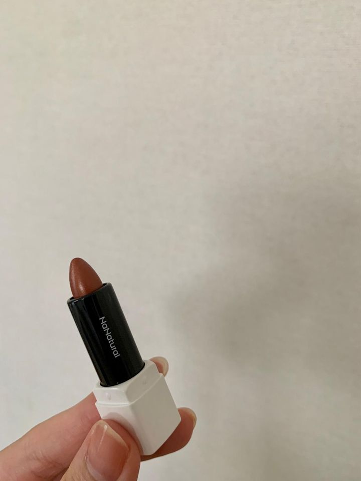 画像: ナナチュラルはコンパクトサイズなので、ポーチに入れておくとこれ1つでお化粧直しが完了する便利アイテム！ 日本発、天然由来成分100%というクリーンな作りもうれしいブランドです。