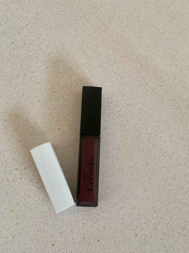 画像: なかでもお気に入りは、【セルヴォ―ク】のエンスロールマットリップス（02番）と、【ナナチュラル】のカラースティック（ダイダイ）。