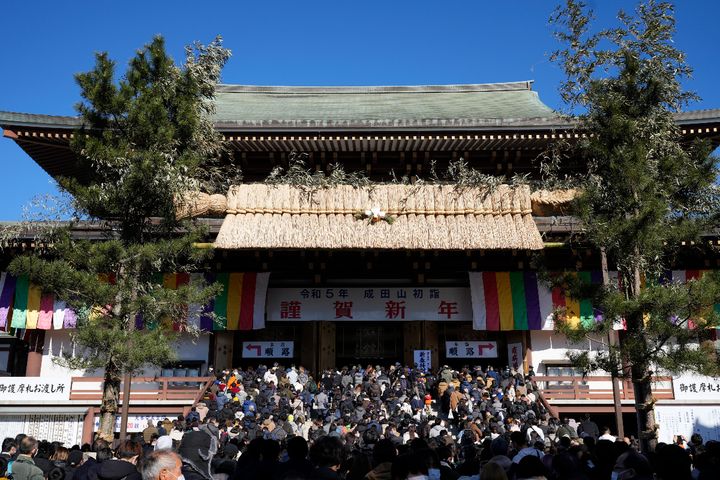 多くの参拝者でにぎわう千葉県成田市の成田山新勝寺（2023年1月1日、時事通信フォト）