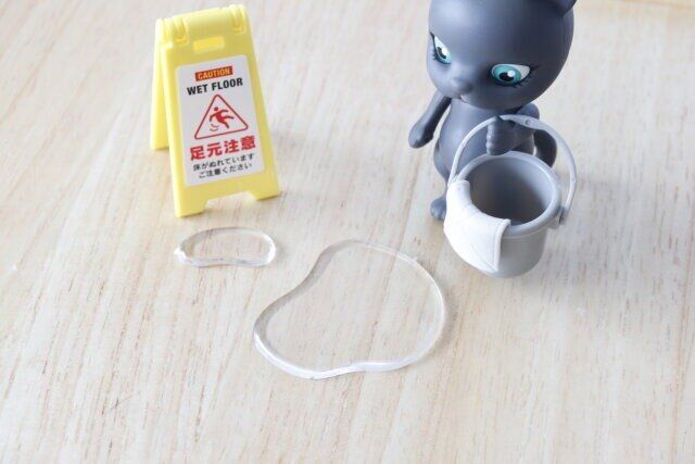 ミニチュア フロアサインと水たまりのパッケージとミニチュア バケツと雑巾