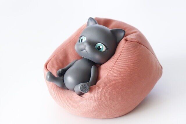 フィギュアとミニチュアビーズクッションをディスプレイ