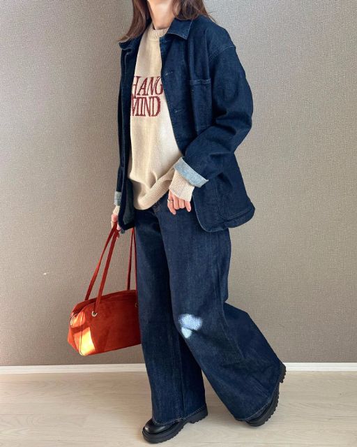 しまむらのロゴトップスとデニムジャケットとデニムパンツのコーデ