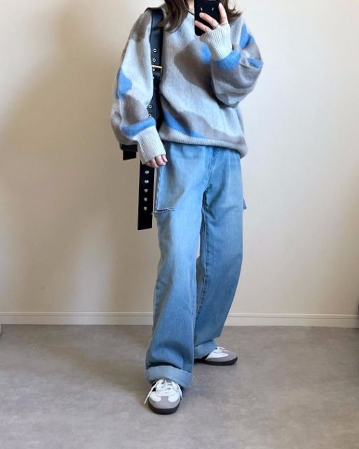 デニムとグレーのキモウマーブルガラJQPOを着用したコーデ