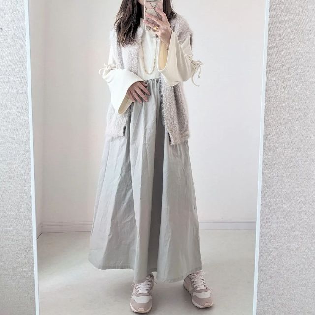 アイボリーとライトグレーの胃素材ワンピースの全身コーデ