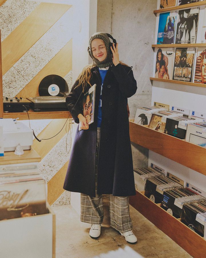 FUDGEガール定番のステンカラーコート。今年はゆったりしたテントシルエットを選ぶのが正解