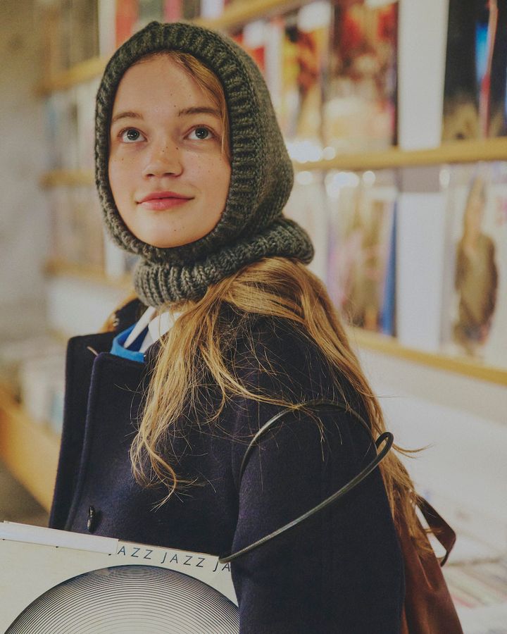 FUDGEガール定番のステンカラーコート。今年はゆったりしたテントシルエットを選ぶのが正解