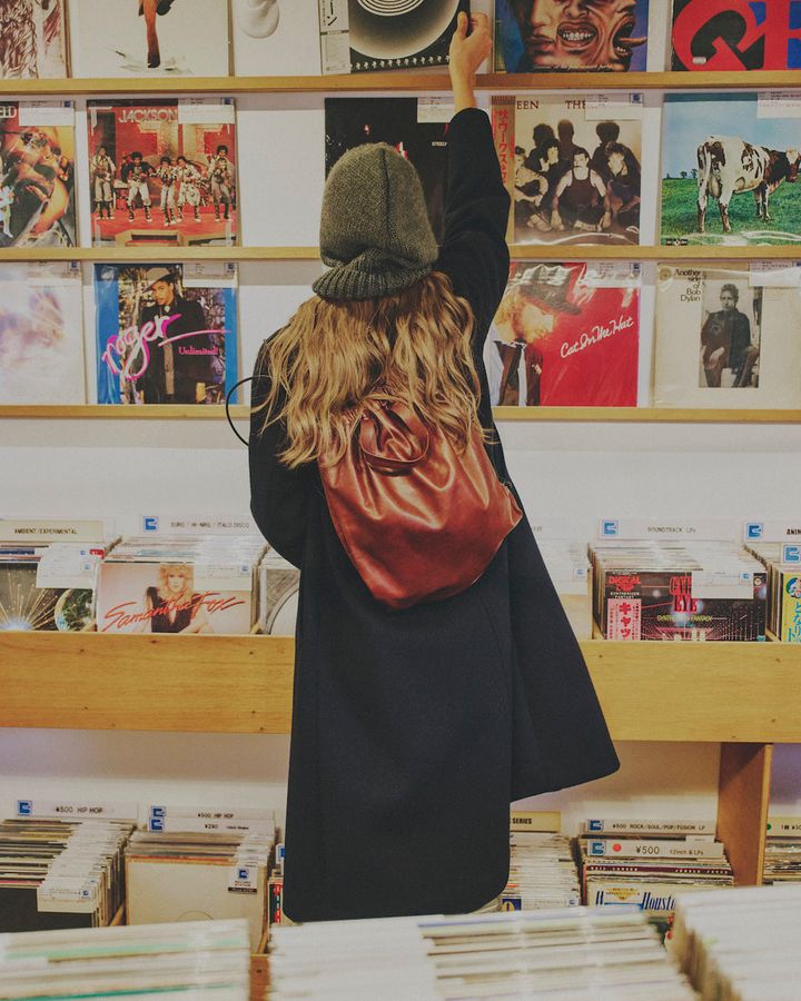 FUDGEガール定番のステンカラーコート。今年はゆったりしたテントシルエットを選ぶのが正解