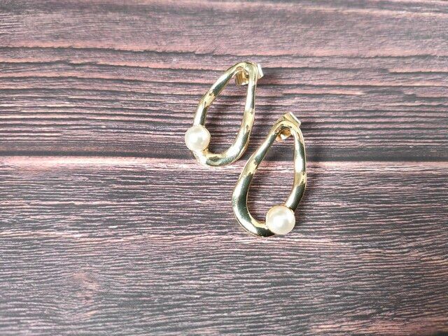 3COINS HAPPYBOXの中身 ピアス イミテーションパールのゴールドイヤリング