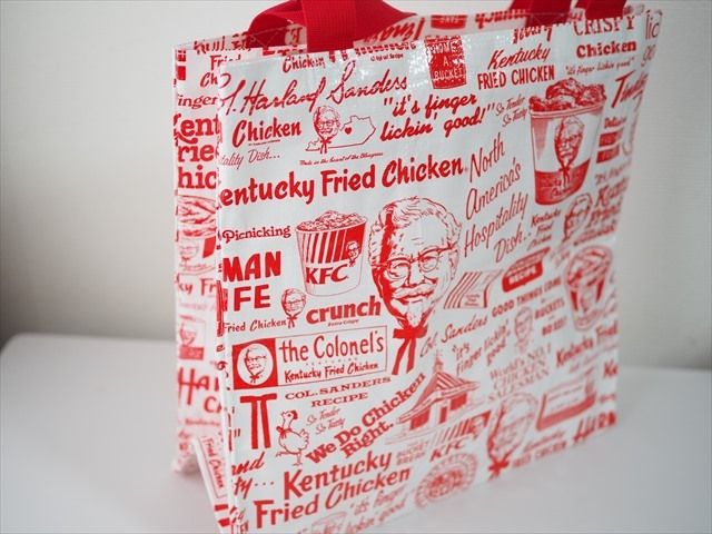 ケンタ福袋2024のKFCオリジナル大容量レジャーバッグ