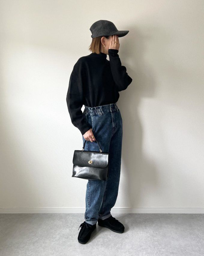 UNIQLOのブラックの「3Dスフレヤーンモックネックセーター(長袖)」×デニムペグトップパンツ