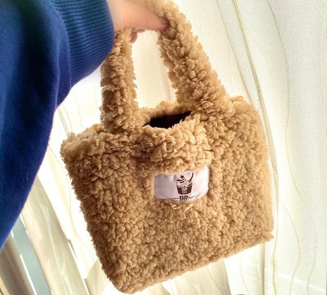 サーティワン 福袋 2024 オリジナルグッズ「ボアミニトート」手に持ったところ 大きさ