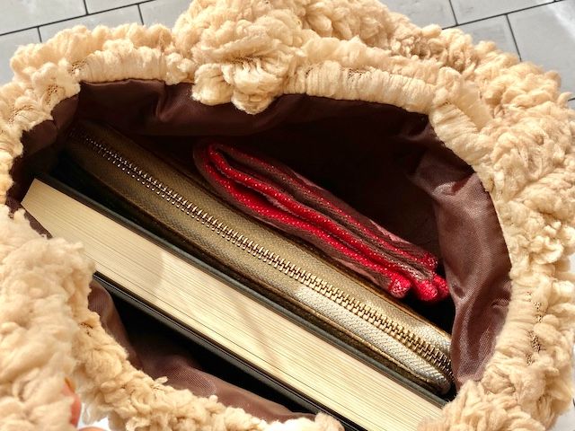 サーティワン 福袋 2024 オリジナルグッズ「ボアミニトート」財布やスマホを入れたところ