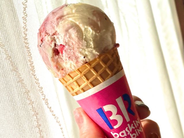 サーティワン 新作 ラブポーションサーティワン フォーエバー コーン 手に持ったところ