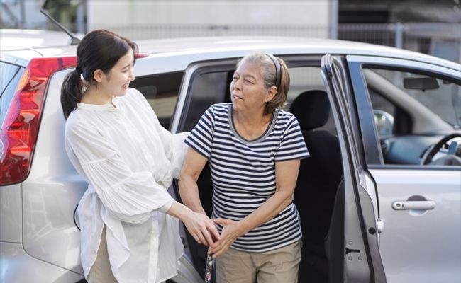 激変！？アシストツールがあれば、車椅子生活の義母とのドライブも快適に！【体験談】